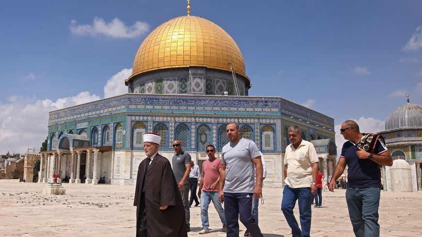 إسرائيل تمنع مفتي القدس من دخول الأقصى: ما الذي يجب أن تعرفه