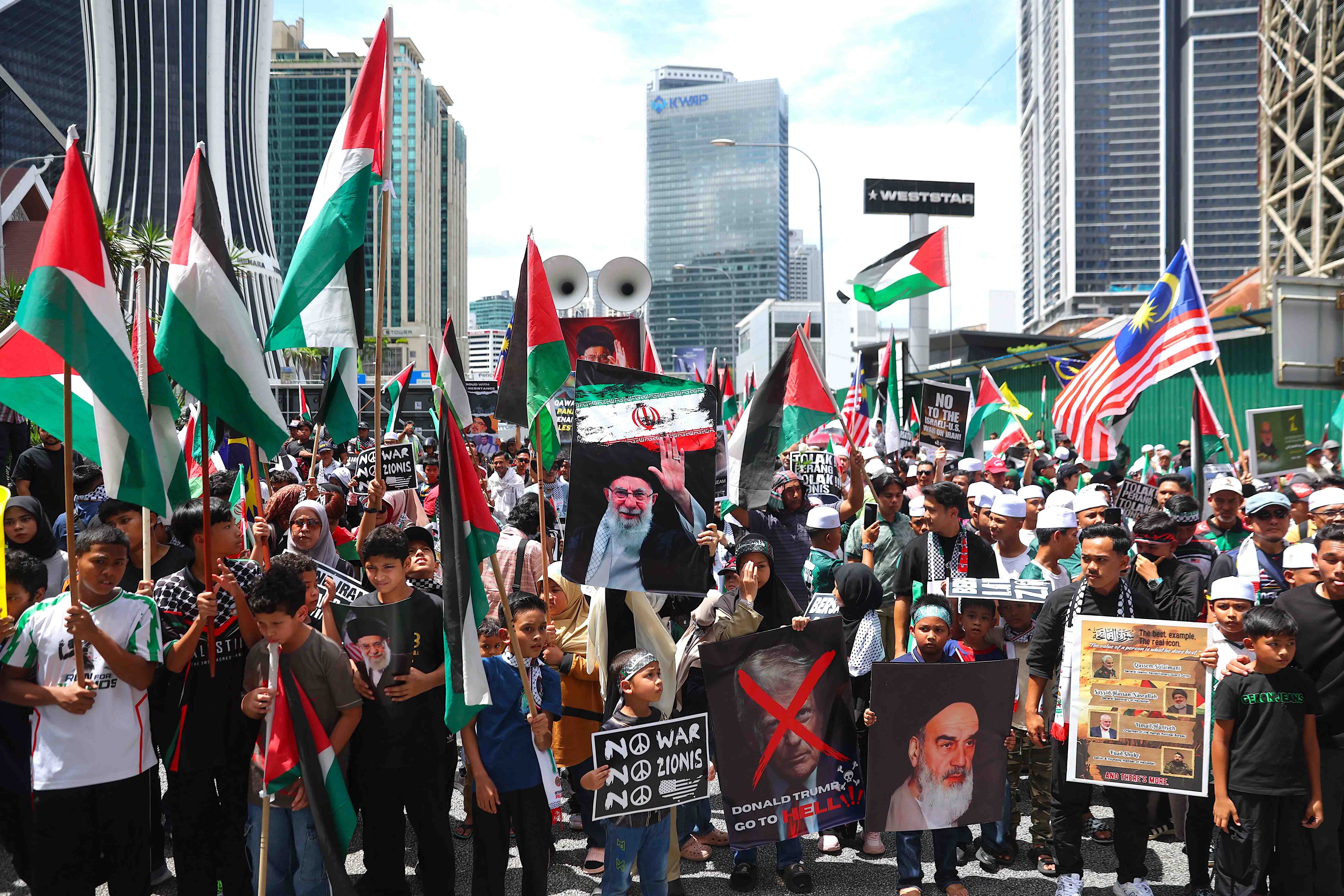 آلاف الأشخاص يتظاهرون في جميع أنحاء العالم تضامناً مع فلسطين وإيران في يوم القدس